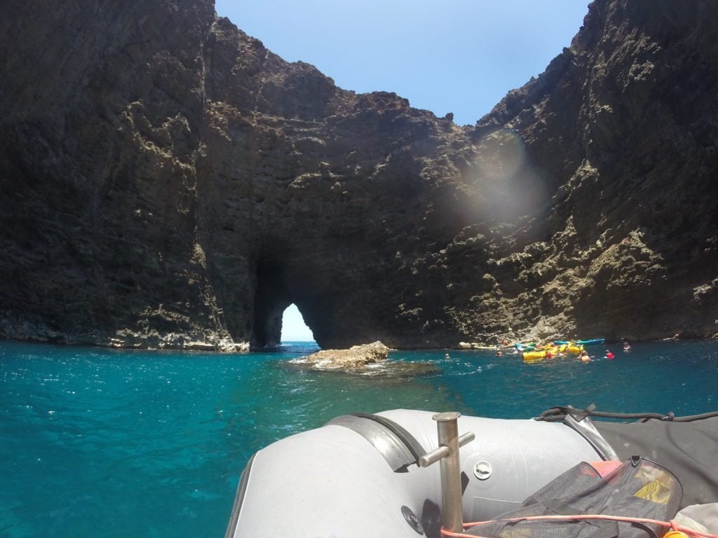 Napali-Sea-cave-kayakers